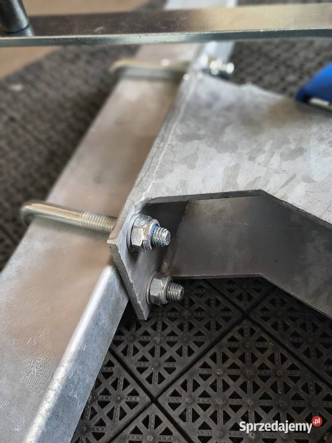 Dziobnica z wyciągarką na pasPrzyczepa Części maszyn i innych pojazdów