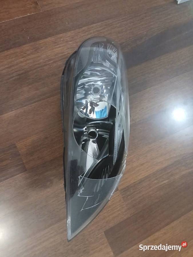 Volvo v40 reflektor prawy uszkodzony sprzedam