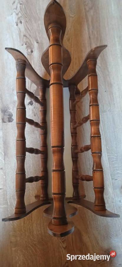 Stary drewniany gazetnik