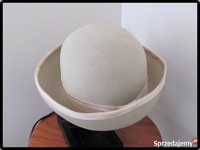 Beżowy kapelusz damski zdobiony tasiemką mazowieckie Płock