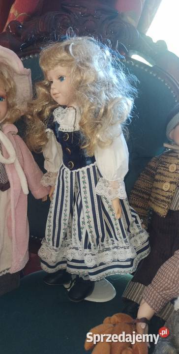 Lalka z kokardą we włosach i krzyżykiem Lalka Porcelana i szkło Gdańsk sprzedam