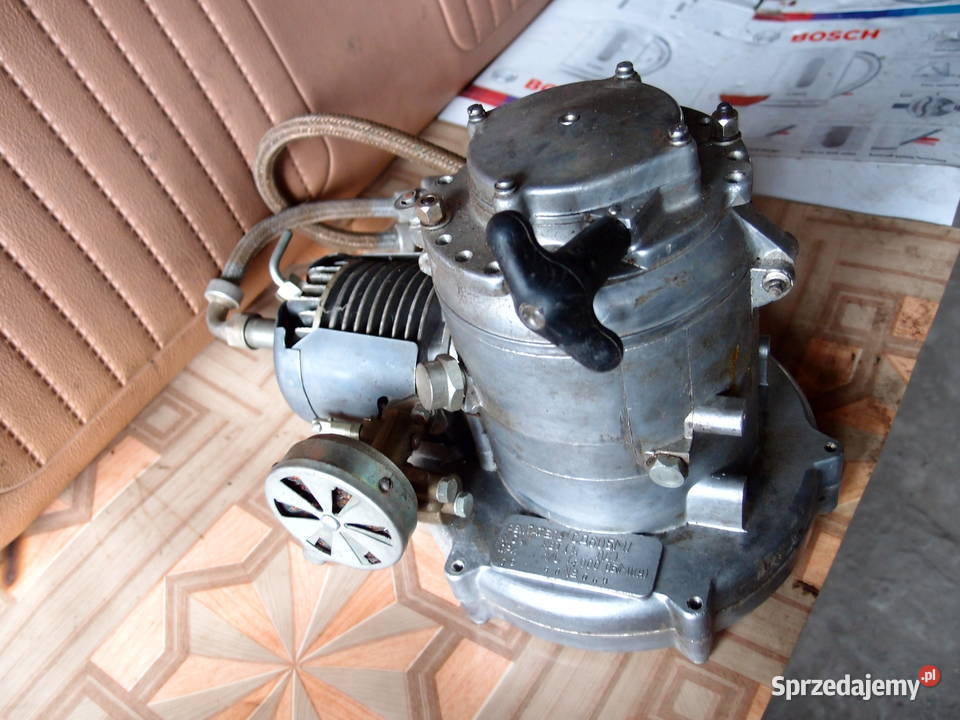 Mały radziecki silnik spalinowy Produkcja PRL Łódź