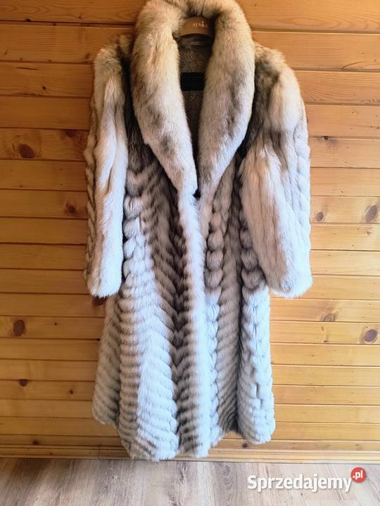 Naturalne futro maxi marki Petr Zavrl eleganckie Łącko