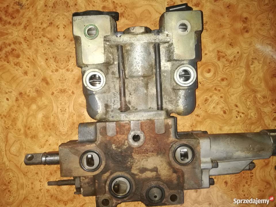 Rozdzielacz hydrauliczny Holland 8670