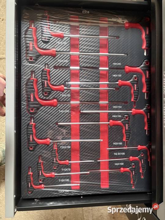 Wózek narzędziowy wyposażony sprzedam