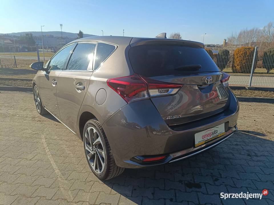 Toyota Auris II Hatchback 5d Facelifting 12 D4T Rok produkcji 2017 podkarpackie Sanok sprzedam