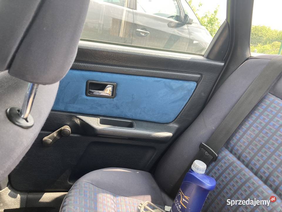 Audi 80 B4 20 90 na częścido zrobienia DUŻO uszkodzony sprzedam