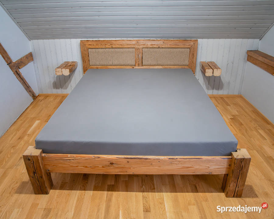 Rustykalne łózko drewniane ze starych belek i