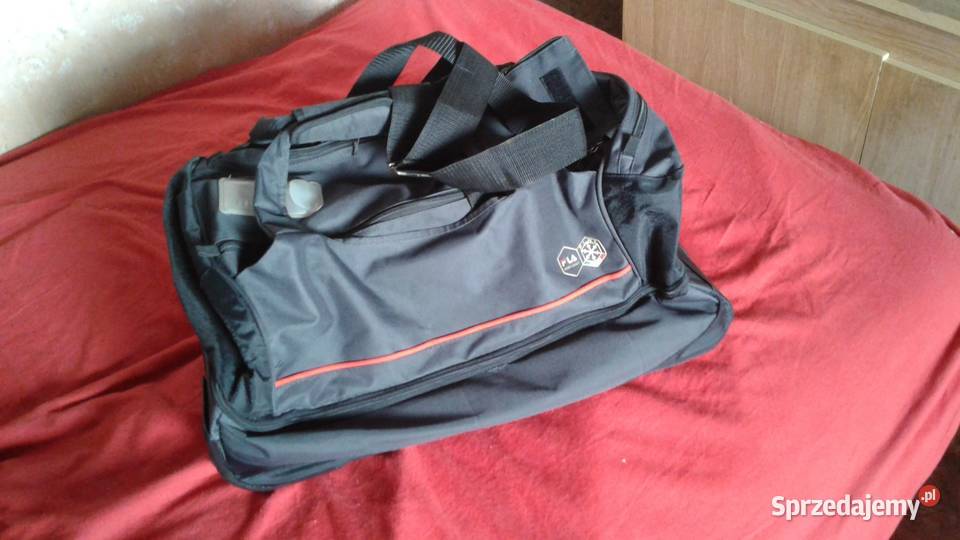 Sprzedam czarną sportową torbę na 2 kółkach FILA Poznań