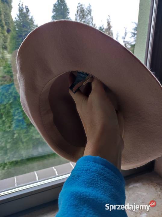 beżowy filcowy kapelusz ciepły Reserved modny Kielce