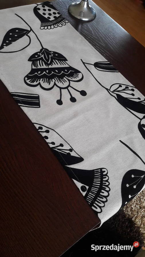 Beżowy bieżnik czarne tłoczone kwiaty 38x130 Radom