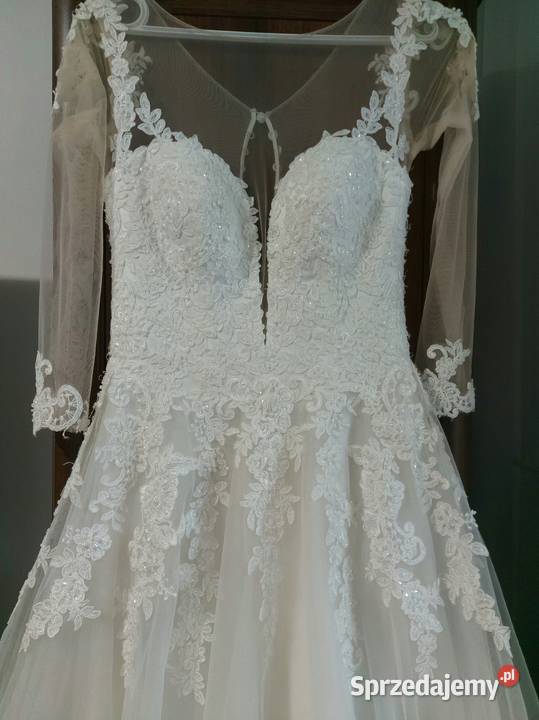 Suknia ślubna o kroju księżniczki Pionki