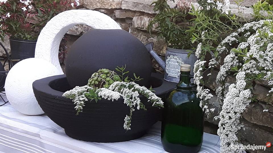 Fontanna czarna kula 30 w misie