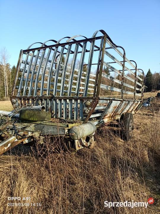 Zbierająca do zielonki siana słomy przyczepa do