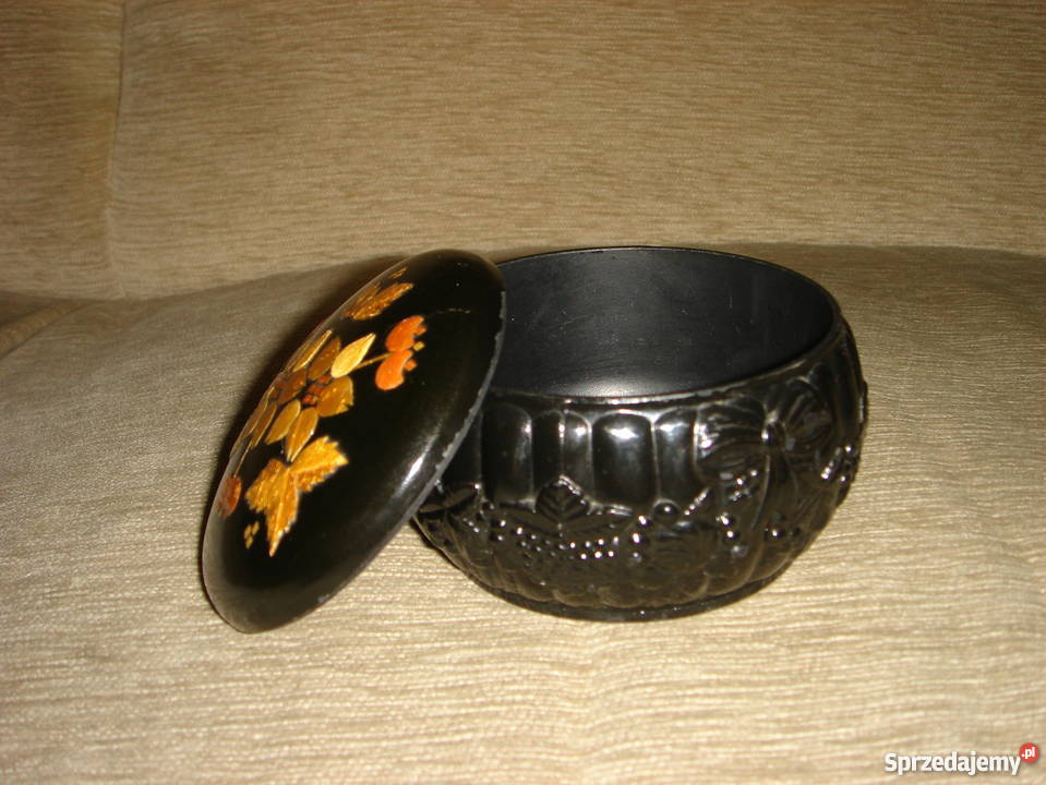 czarna zdobiona szkatułka na bizuterię drobiazgi łódzkie Łódź