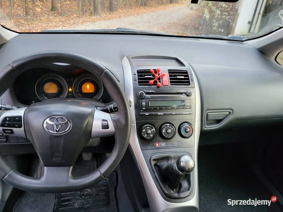 Auris 16 benzyna 136 MP3 Marki sprzedam