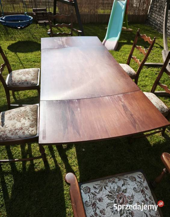 Drewniany stół z krzesłami