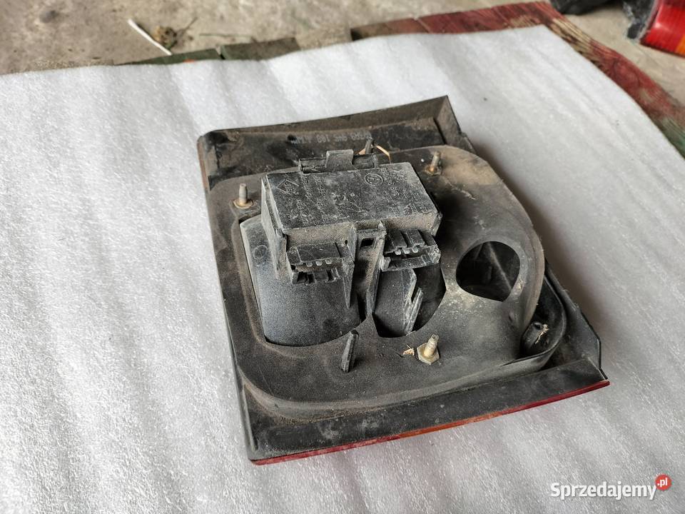 PASSAT B4 KOMBI LAMPA TYŁ TYLNA 3A9945108