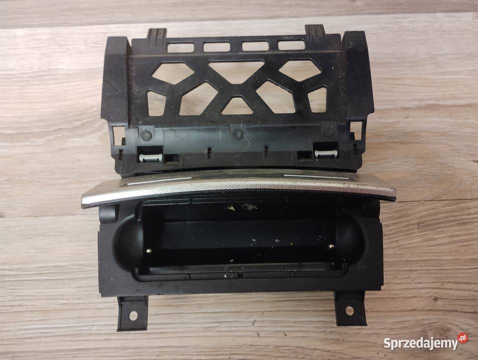 SCHOWEK DESKI POPIELNICZKA 8P0857951 AUDI A3 8P osobowe Gdańsk sprzedam