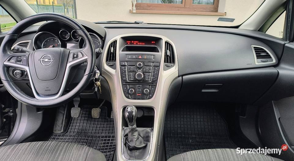 Opel Astra J 2011 hak Pierściec