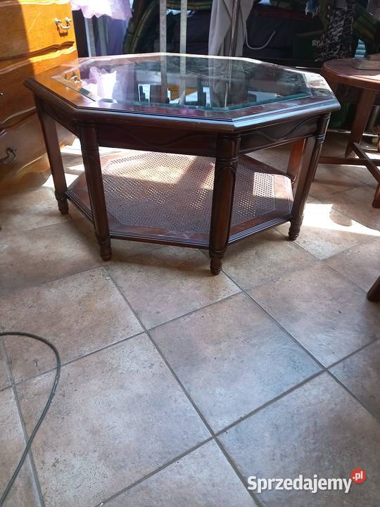Ośmiokątny stolik ze szklaną szybą i ratanową Pyrzyce