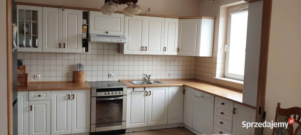 Białe drewniane meble kuchenne z blatem zabudowa Gdynia