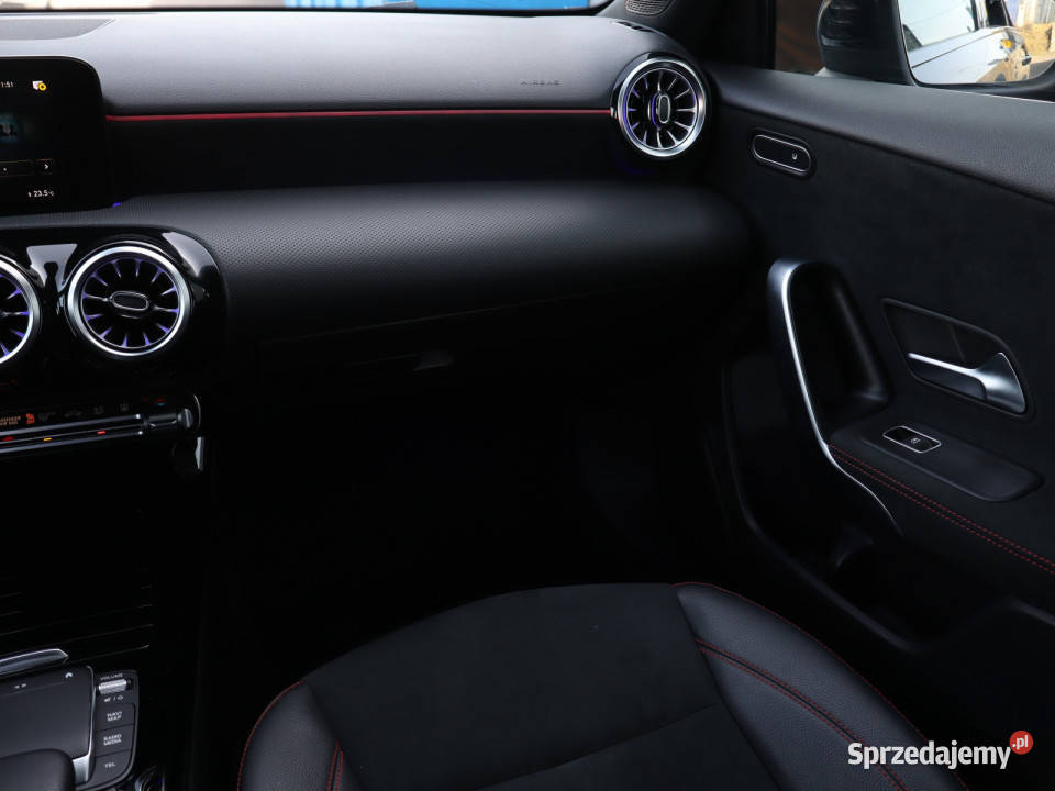 Mercedes A A 250 e asystent pasa ruchu