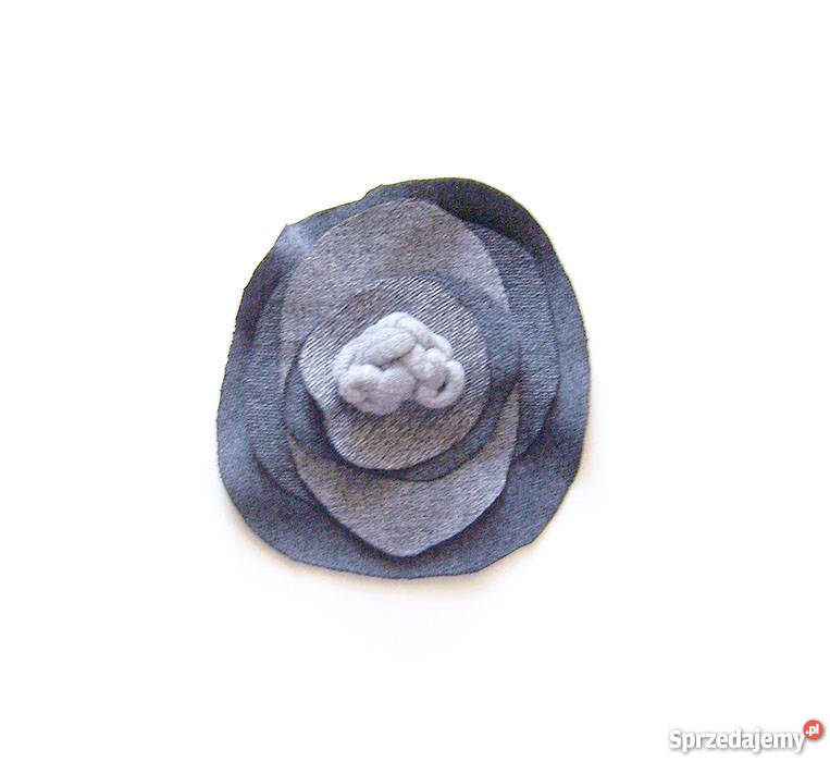szara broszka materiałowa popielata broszka