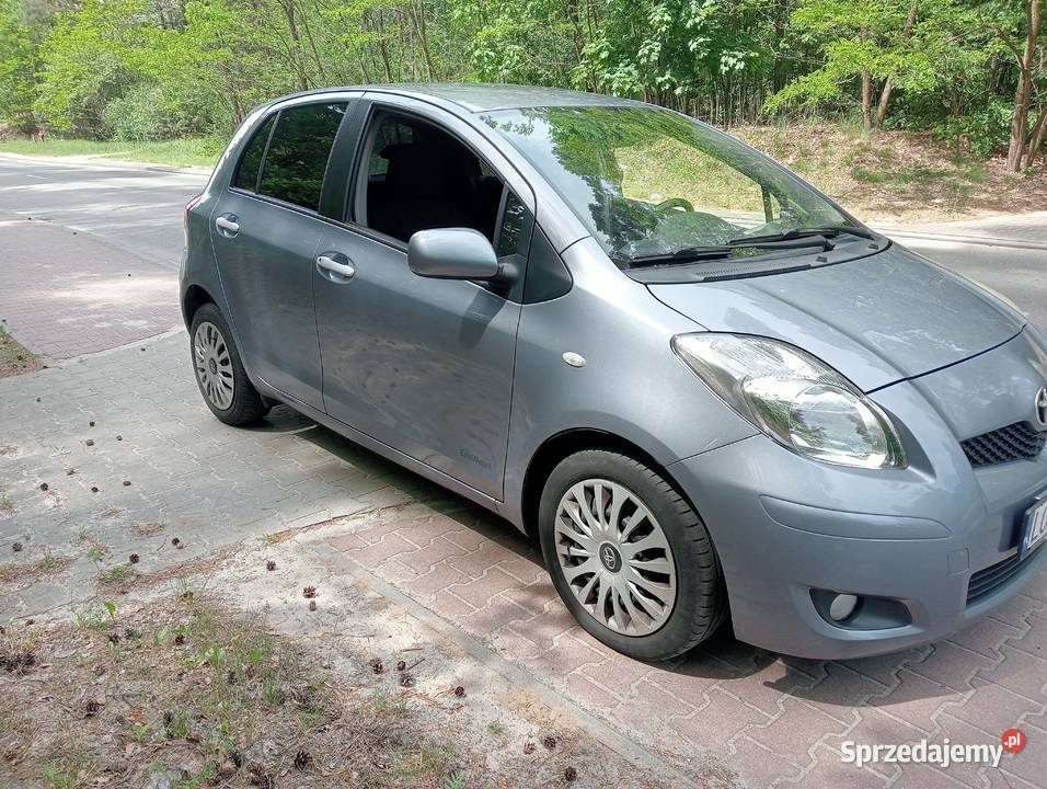 Toyota Yaris 13 benz 2010r 5 drzwi grafitowy Poniatowa