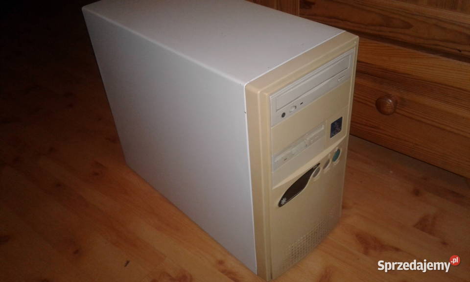Stary Komputer AT z wyświetlaczem w obudowie 120