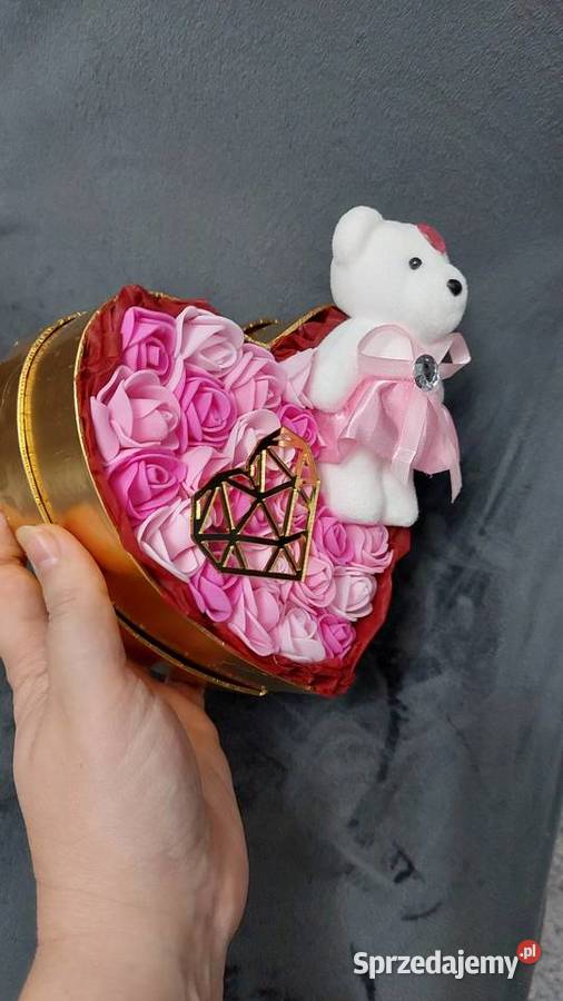 Boks wypełniony różyczkami i misiemGotowy śląskie Rybnik