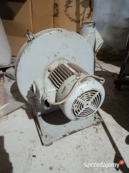 Mieszalnik pasz śrutownik ssąco tłoczący