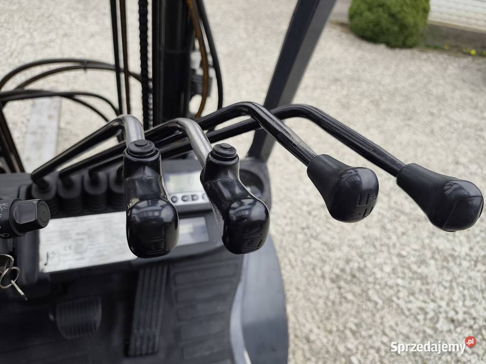 Wózek widłowy Toyota 8 25 t regulowane widły Rzeczniów sprzedam