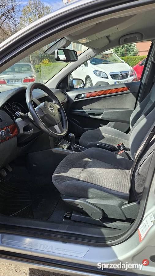 Opel Astra H 18 Kombi z silnikiem benzynowym o Wrocław