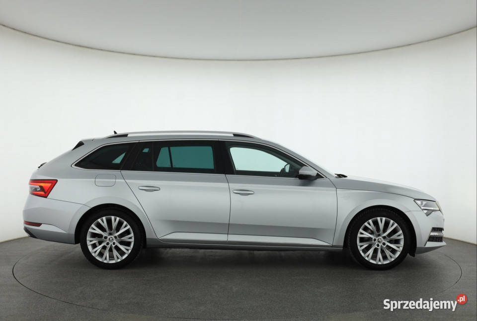 Skoda Superb 15 TSI asystent pasa ruchu