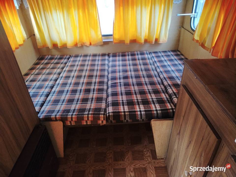 Przyczepa kempingowa z przedsionkiem