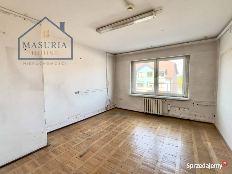 Budynek mieszkalnobiurowy w centrum miasta asfalt Czarnków