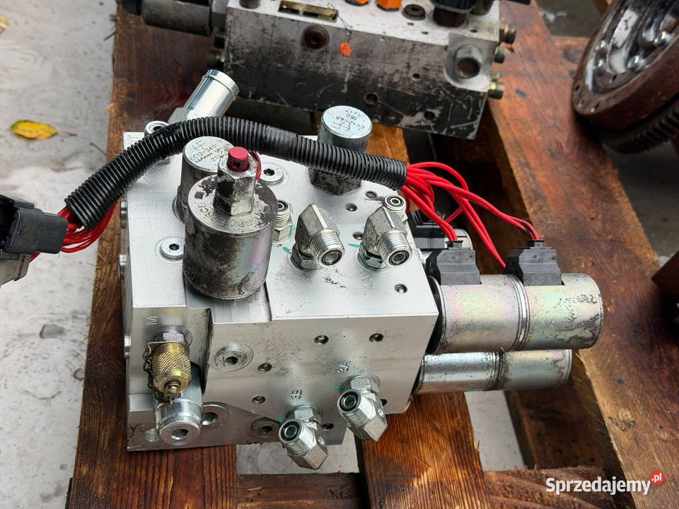 Rozdzielacz hydrauliczny czterosekcyjny HYSTER śląskie Antonie sprzedam