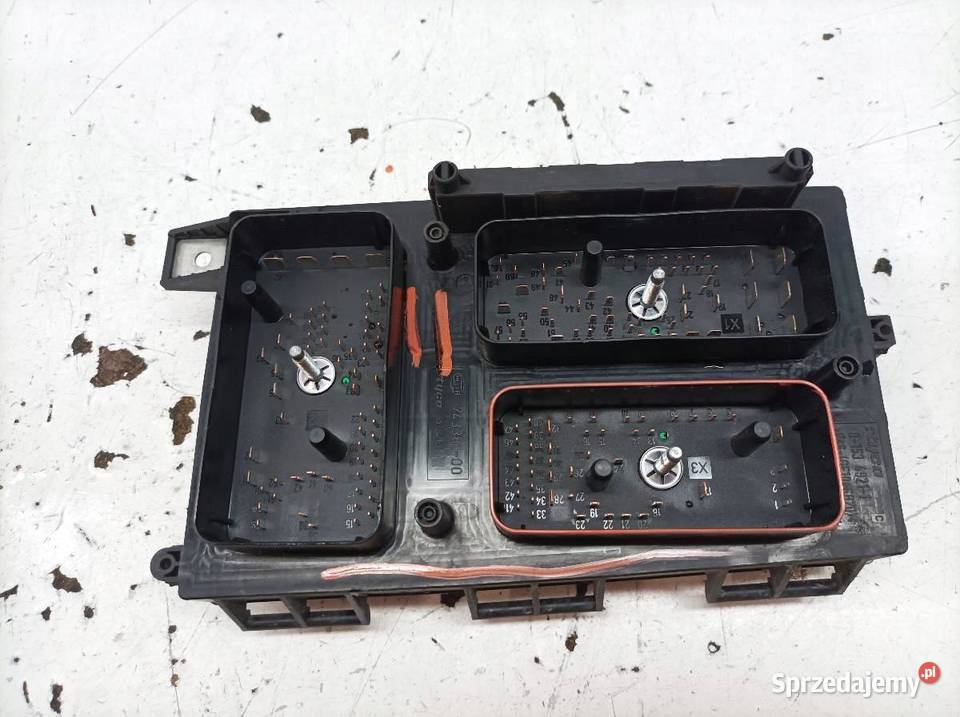 SKRZYNKA BEZPIECZNIKÓW 13145041 Opel Astra III