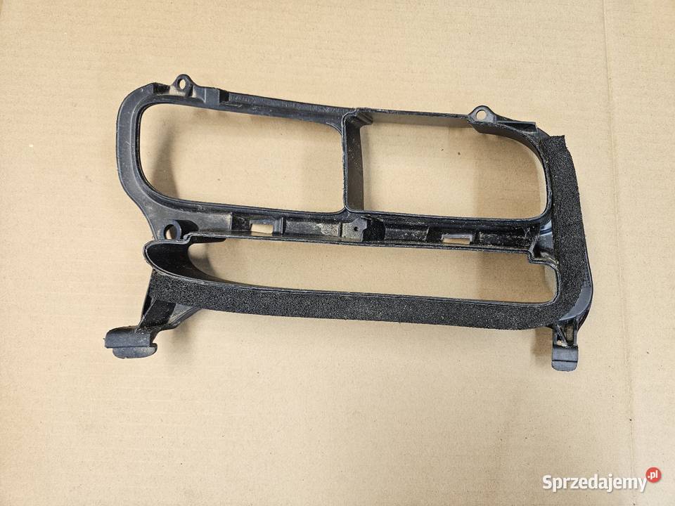TOYOTA AVENSIS T25 KRATKA RAMKA HALOGENU LEWA sprzedam