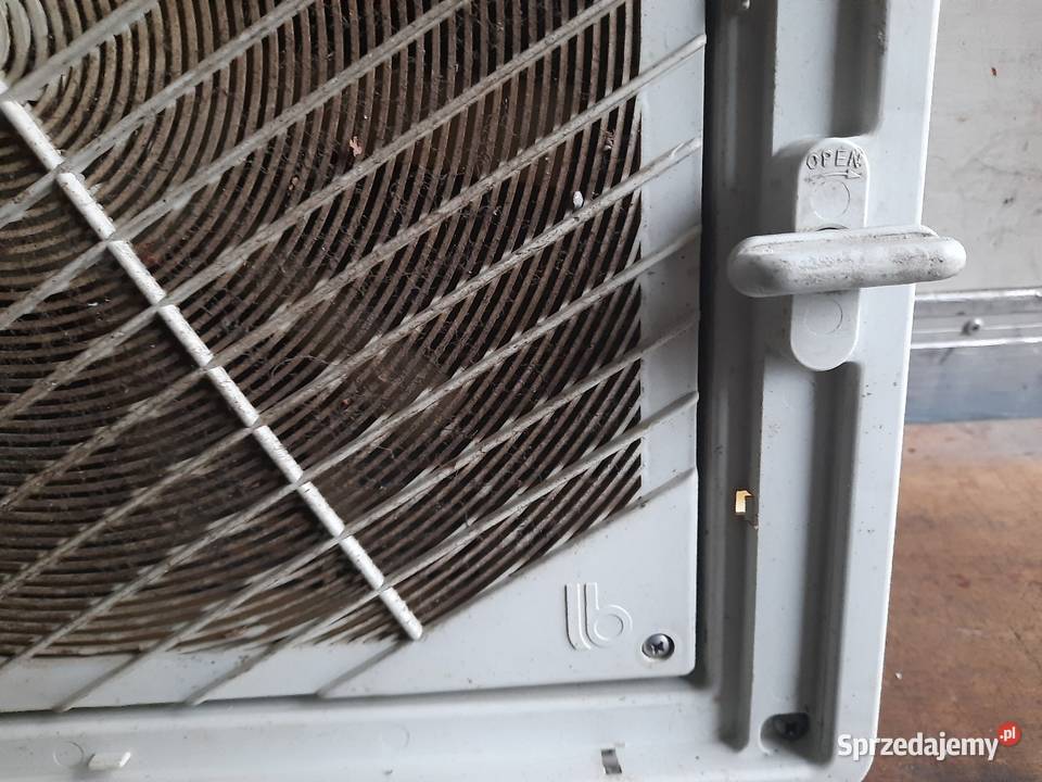 Szyberdach z wiatrakiem 12V do przyczepy Skokowa