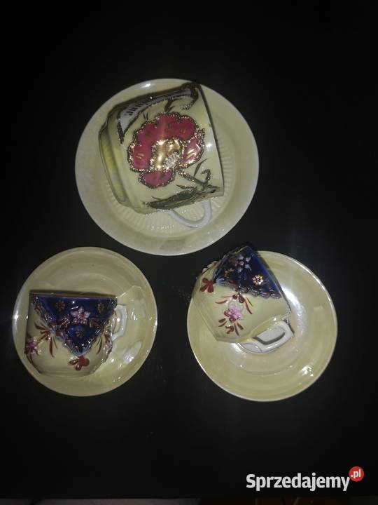 Filizanka opalizowana z wypuklym dekorem Gdańsk