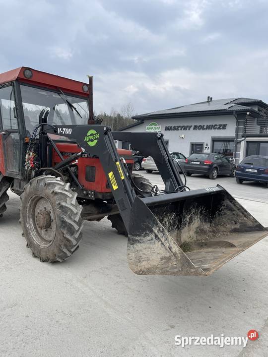 Ładowacz czołowy firmy Agrosped model V700 Zalesie