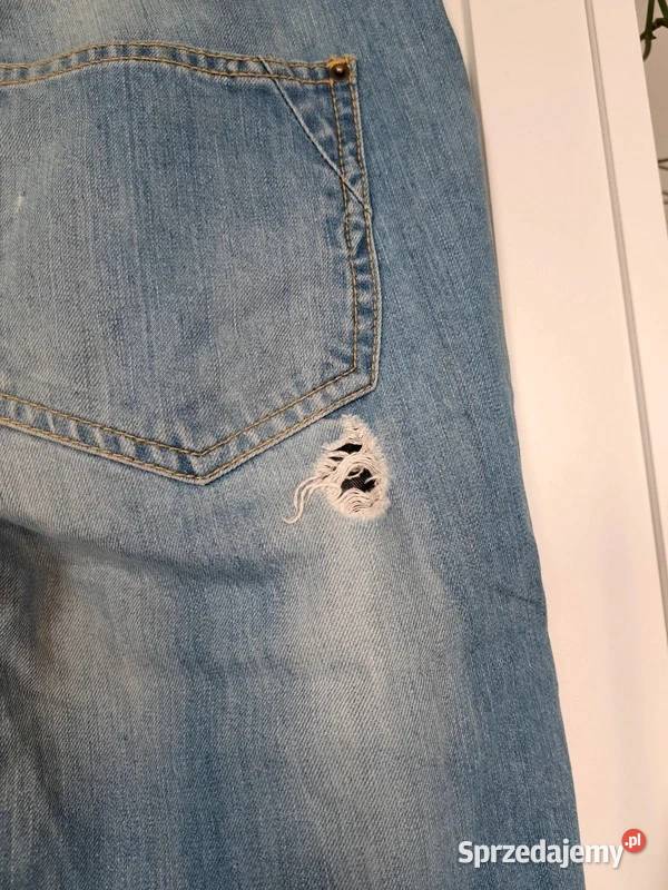 Jasnoniebieskie jeansy damskie z przetarciami i Trąbki Wielkie