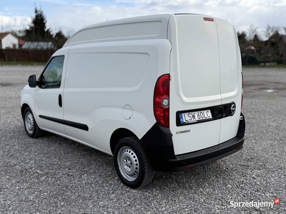 Opel Combo 16 6 biegówMAXIWysokiKLIMASalon Rok produkcji 2018 sprzedam