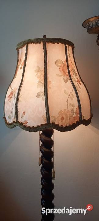 Salonowa wysoka drewniana lampa podłogowa z łódzkie