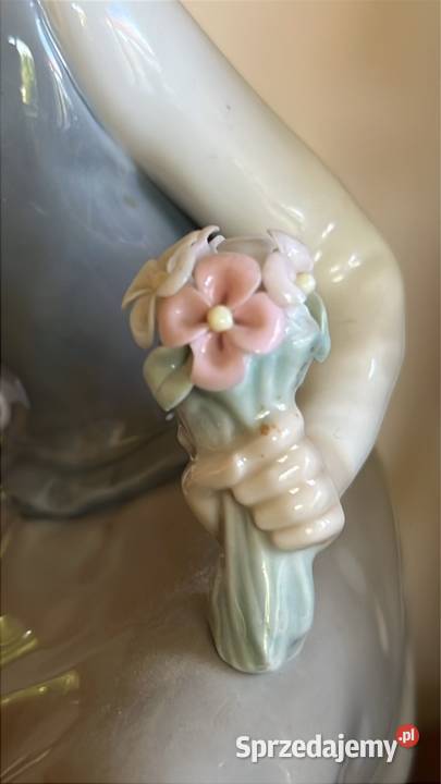 Figurka Dziewczyna zrywająca kwiaty Lladro Porcelana i szkło Gdańsk