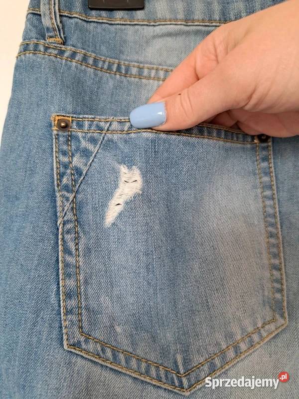 Jasnoniebieskie jeansy damskie z przetarciami i pomorskie Trąbki Wielkie