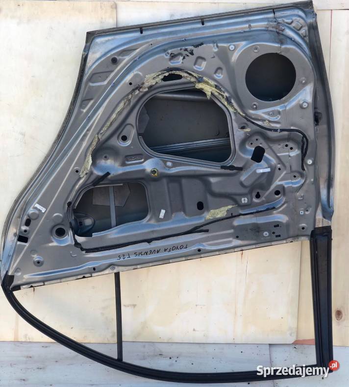 DRZWI TYŁ PRAWE TOYOTA AVENSIS T25 HB Skołoszów