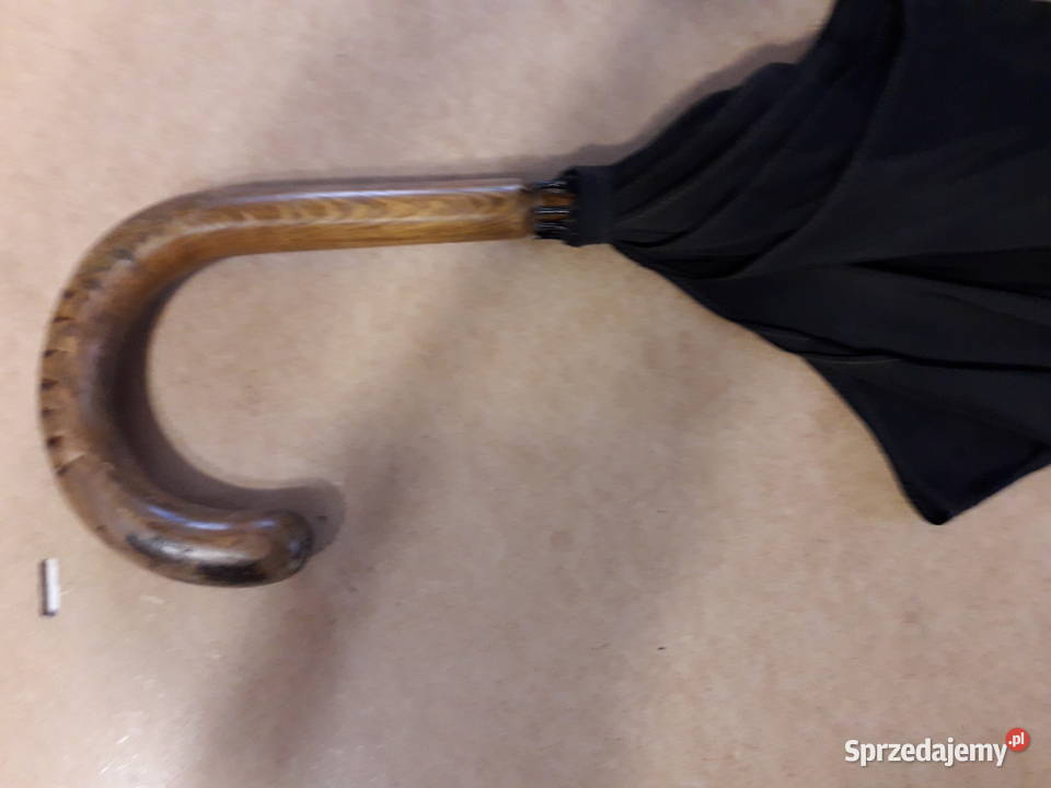 Parasol czarny z jasną drewnianą rączką sprzedam